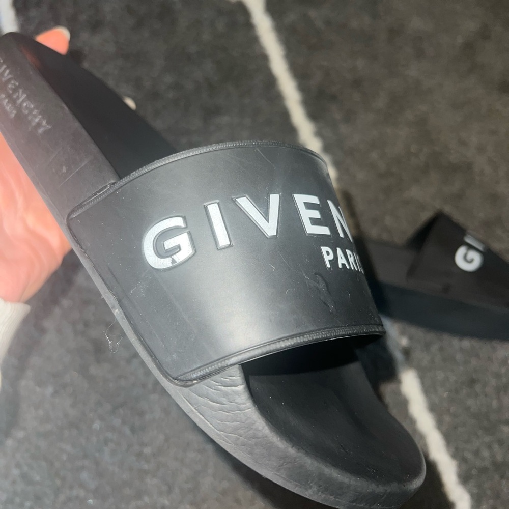 Givenchy Black and White Logo Slides - Picture 8 of 11